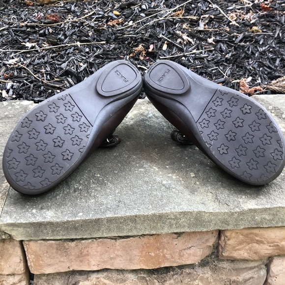 Girls brown Mary Jane shoes from The Children’s Place. Size 4. NWT. - Picture 6 of 8